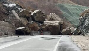 ​Rrëshqitja masive e shkëmbinjve bllokon rrugën Qukës-Qafë Plloçë