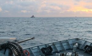 Marina britanike ndalon dy anije ruse në Kanalin Anglez