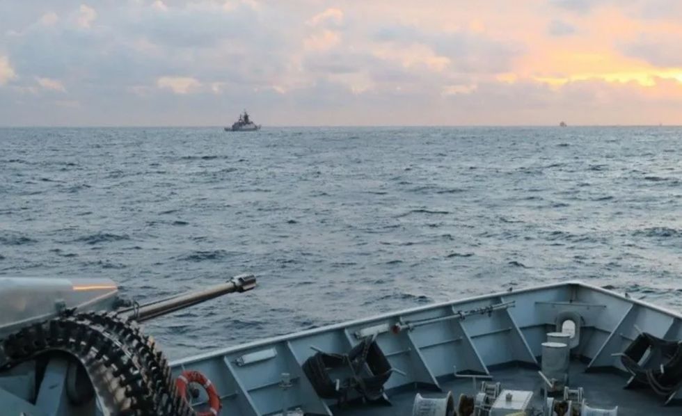 Marina britanike ndalon dy anije ruse në Kanalin Anglez