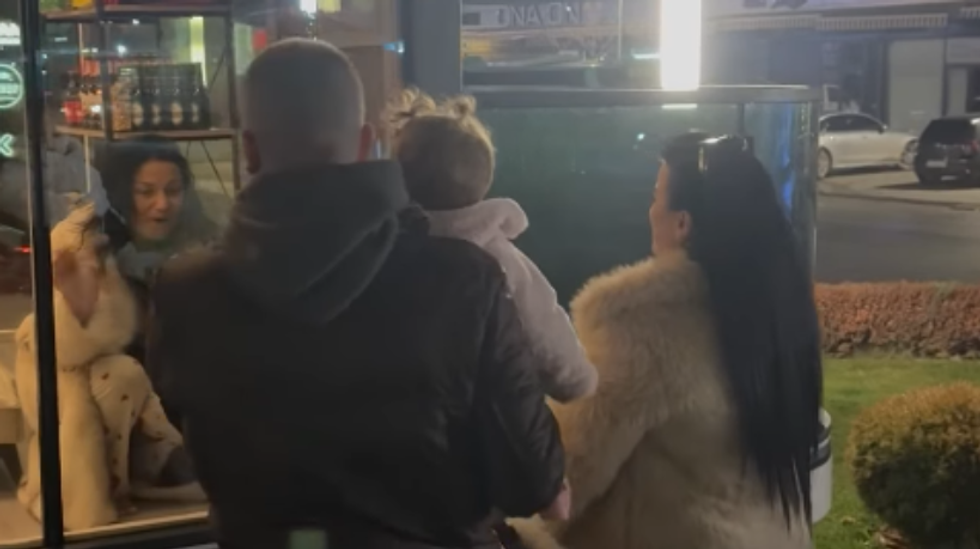 Emocionuese: Shkurta Haxhiu vizitohet nga motra, mbesa dhe nipi pranë kapsulës