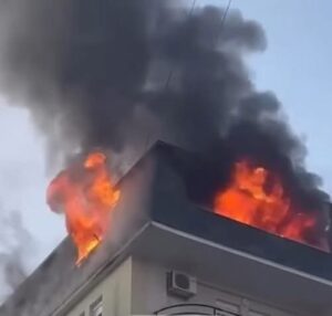 Përfshihet nga zjarri një ndërtesë në Prishtinë