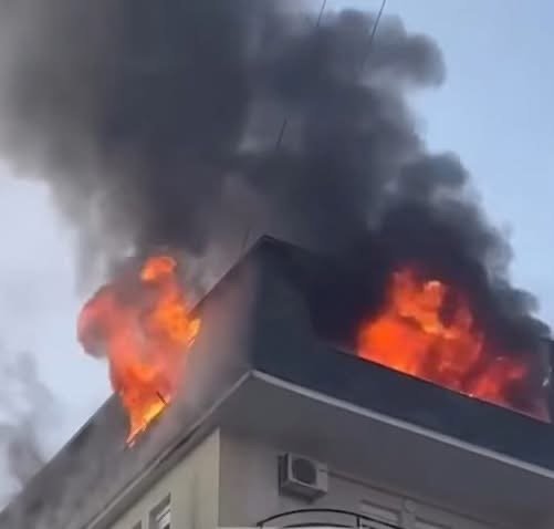 Përfshihet nga zjarri një ndërtesë në Prishtinë